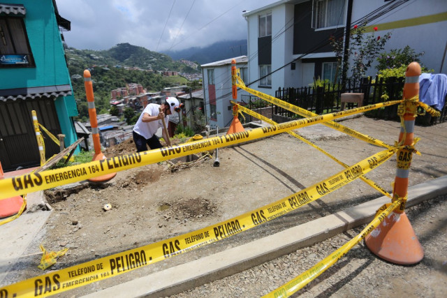 En la mañana de este jueves (2 de octubre) se reportó el daño de un tubo de gas y otro de agua en el barrio San Jorge. Ya atienden la situación. La vía se cerró.