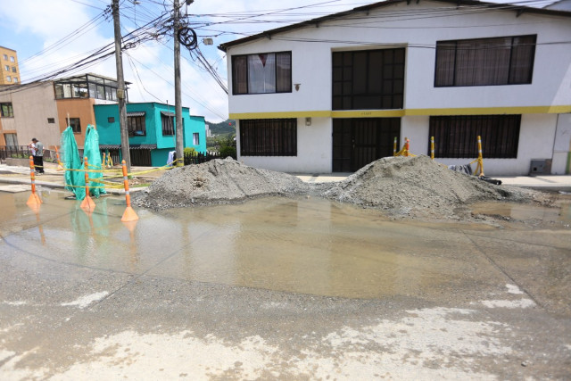 En la mañana de este jueves (2 de octubre) se reportó el daño de un tubo de gas y otro de agua en el barrio San Jorge. Ya atienden la situación. La vía se cerró.