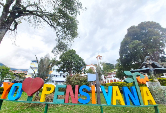 Monumento de la Mujer Trabajadora, escultura que representa la fuerza y el espíritu de las mujeres del oriente caldense, inspirada en las raíces pantágoras.