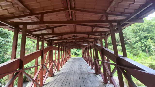 Puente de Arriería o Puente Rojo, ubicado a un lado del Centro Recreacional El Bosque de Confa.