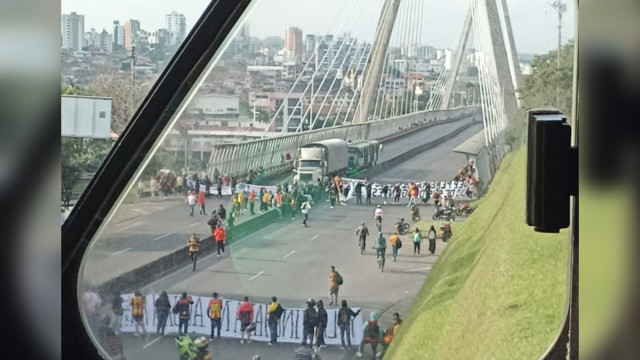 Bloquean el Viaducto: hinchas del Pereira se toman vías de la ciudad para protestar por la crisis del equipo "A la ciudadanía le pedimos disculpas por las molestias ocasionadas", agregó la barra Lobo Sur, tras bloquear vías de Pereira.