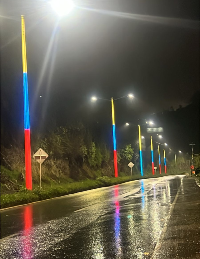 Fiesta de colores: encienden la novedad de la vía Manizales-Villamaría, en la Panamericana, prueban las luces Según el gobernador de Caldas, la vía Manizales-Villamaría es la sexta en Colombia que cuenta con la tecnología de iluminación de postes.