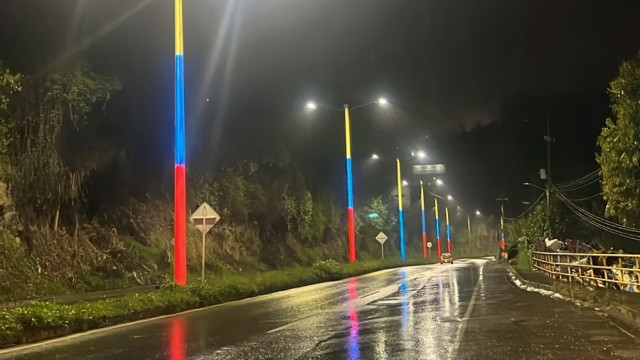 Fiesta de colores: encienden la novedad de la vía Manizales-Villamaría, en la Panamericana, prueban las luces Según el gobernador de Caldas, la vía Manizales-Villamaría es la sexta en Colombia que cuenta con la tecnología de iluminación de postes.