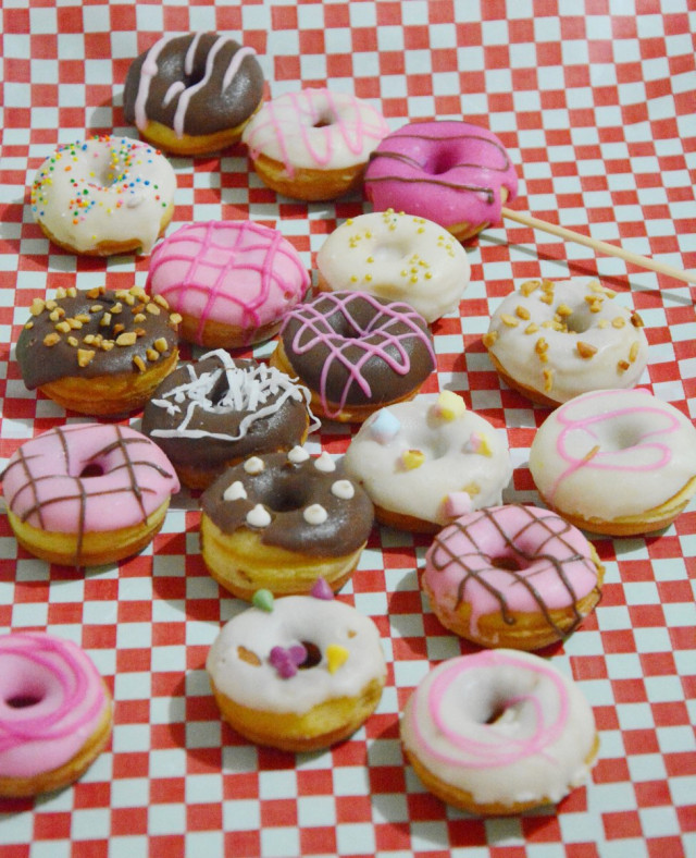 Manizales: María José alimenta su sueño con donas y sostiene a su familia, sufre una enfermedad de corazón De las 50 donas que prepara por día, Minidelicias vende 40 donas, aproximadamente.