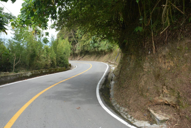 Manizales estrena una vía: 1.400 metros con mejoras, era peligrosa para adultos mayores, celebran vecinos La vía de El Arenillo tiene 870 metros de pvimento nuevo.