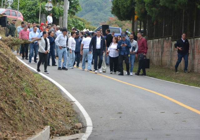 Manizales estrena una vía: 1.400 metros con mejoras, era peligrosa para adultos mayores, celebran vecinos El alcalde de Manizales, Jorge Eduardo Rojas, entregó la obra este miércoles (8 de octubre).