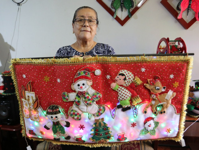 Martha Lucía posa con uno de sus primeros cuadros realizados.