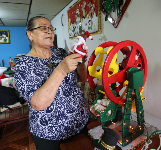 En sus manualidades resaltan una ciudad de hierro navideña con una rueda, un carrusel y unos aviones.