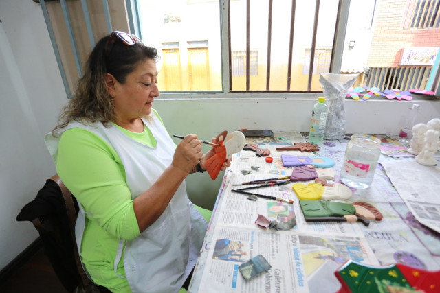 Hace 7 años Luz Alicia López asiste a clases con Claudia Yaneth. Esta vez está pintando un pesebre.