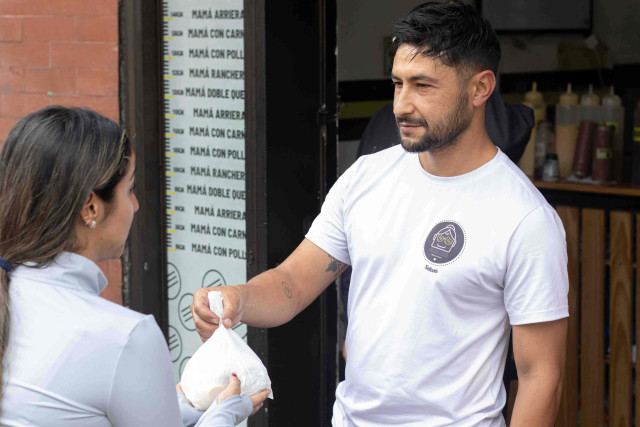 Juan Sebastián trabajando en el local de Arepas de Mamá ubicado en El Triángulo.
