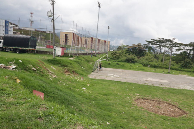 De basurero a nuevo centro deportivo: rescatan 18 mil metros cuadrados en Manizales, obra aleja la inseguridad Foto de febrero de este 2025 del terreno contiguo a la cancha sintética del barrio Arrayanes, que es un espacio de esparcimiento de jóvenes y adultos, según la Junta de Acción Comunal.