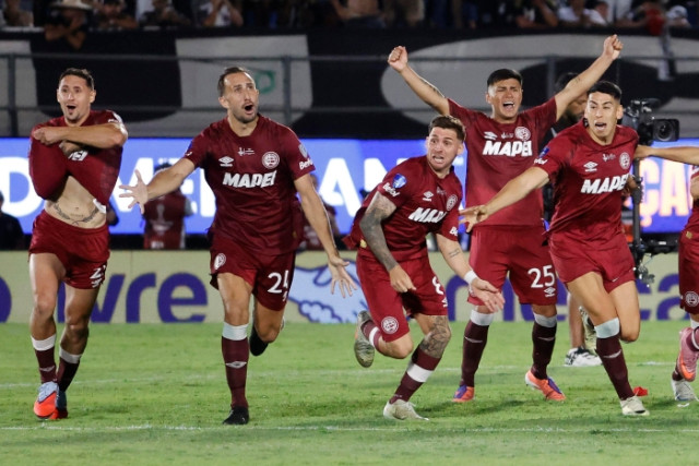 Jugadores de Lanús celebran al ganar la serie de penaltis este sábado, en la final de la Copa Sudamericana frente a Atlético Mineiro en el estadio Defensores del Chaco en Asunción (Paraguay).