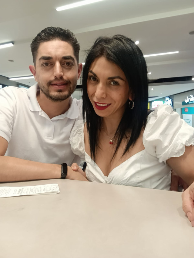 Jackeline junto a su esposo Herman