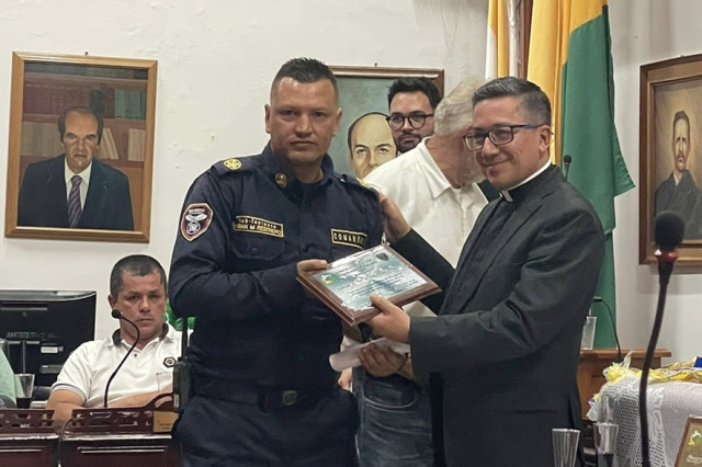 Les rinden merecido homenaje