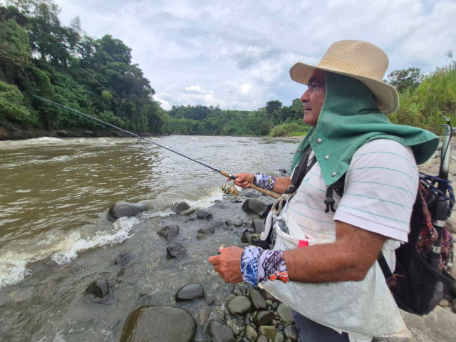 Luis Alfonso Trejos, pescador de Arauca, baja con frecuencia hasta las ruinas del puente y ha visto cómo, durante cuatro décadas, la estructura ha sido desvalijada por el tiempo y por los dueños de lo ajeno. Luis Alfonso Trejos, pescador de Arauca, baja con frecuencia hasta las ruinas del puente y ha visto cómo, durante cuatro décadas, la estructura ha sido desvalijada por el tiempo y por los dueños de lo ajeno.