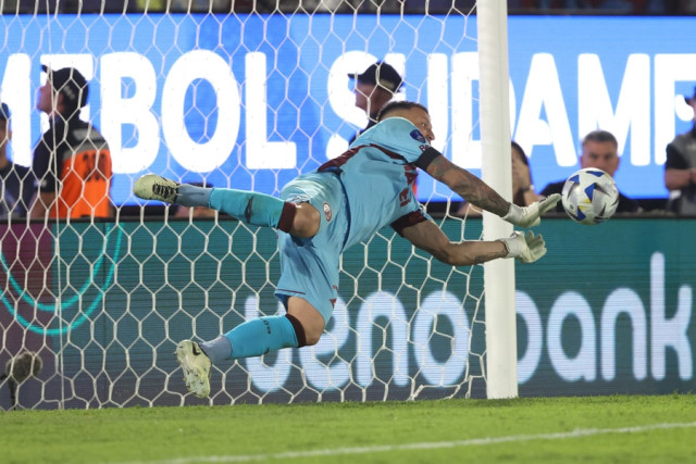 Nahuel Losada de Lanús tapa un penalti este sábado
