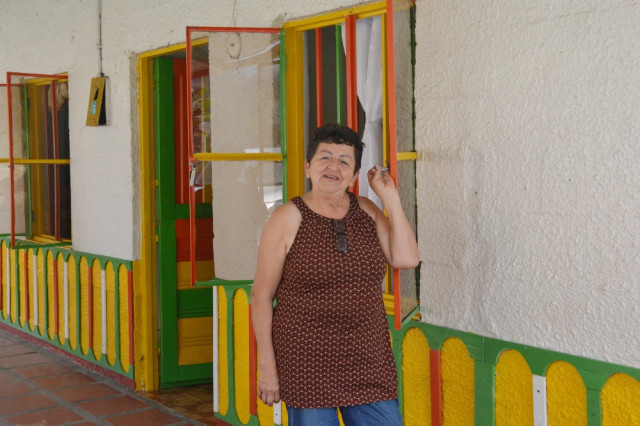 Luz Estela Arias, en su vivienda mientras atiende su tienda, encarna la memoria viva de la tragedia y el resurgir de la nueva vereda.