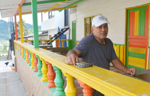 Juan Carlos Vargas Hidalgo perdió a sus seis hermanos y a sus padres, que vivían más abajo de la iglesia. Hoy trabaja en ebanistería y administra el trapiche de Nuevo Rioclaro, parte de la Ruta del Cóndor en Villamaría.