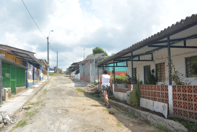 Durante la semana, las calles de Nuevo Rioclaro permanecen solas. La mayoría de sus habitantes se dedica a la agricultura.