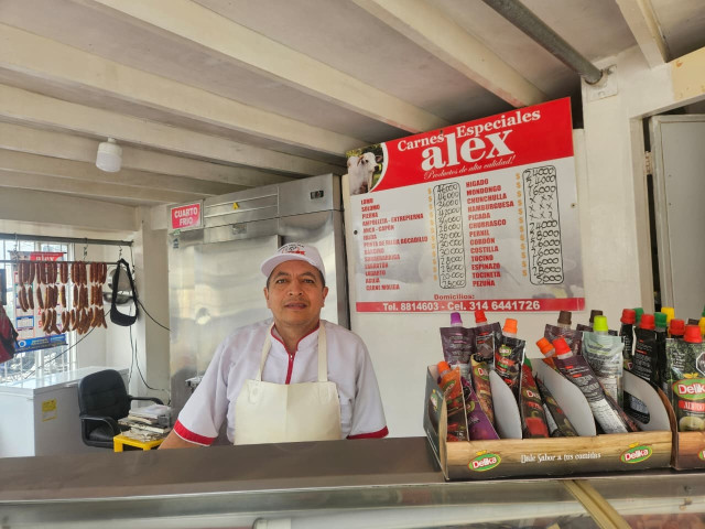 Alexander Castro completa 14 años en su local actual y lleva desde 1994 trabajando en el sector. Pasó de ser domiciliario a abrir su propia carnicería en 2012.