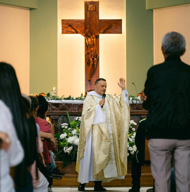 El padre Cristian Echeverry, doctor en Teología, asumirá en el 2026 como rector del Semenor, colegio del que se graduó.