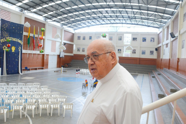 El que el pbro. Fernán Llano resalta como su principal aporte material al Semenor, colegio del que fue rector siete años, es la construcción de su coliseo, inaugurado en el 2008.