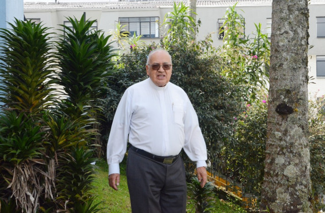 Otro gesto que caracteriza la entrega del padre Fernán Llano Ruiz es la costumbre que tiene de visitar con regularidad a sacerdotes enfermos o ancianos. "Como decía san Juan de la Cruz, 'en la tarde de la vida vamos a ser examinados en el amor' y es precisamente el amor y el servicio al prójimo de lo que tenemos que dar cuentas cuando el Señor nos llame a su presencia", explica.