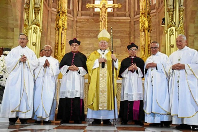El 28 de enero del 2023, el arzobispo de Manizales, monseñor José Miguel Gómez, inscribió a los sacerdotes Efraín Castaño y Fernán Llano al Cabildo Metropolitano de la Arquidiócesis "por su destacada doctrina e integridad de vida y por haber desempeñado meritoriamente su ministerio". Al convertirse en canónigos, estos presbíteros también reciben el tratamiento de 'monseñor'.
