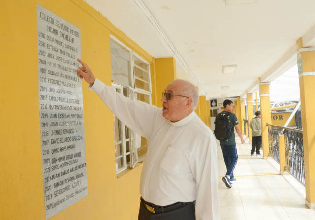 Un grato recuerdo que se lleva el padre Fernán del Semenor es que en el 2005, cuando llegó a la rectoría, instaló una placa de mármol para grabar anualmente a los mejores bachilleres. En este 2025, cuando abandona el colegio, fue completado el espacio de la placa.
