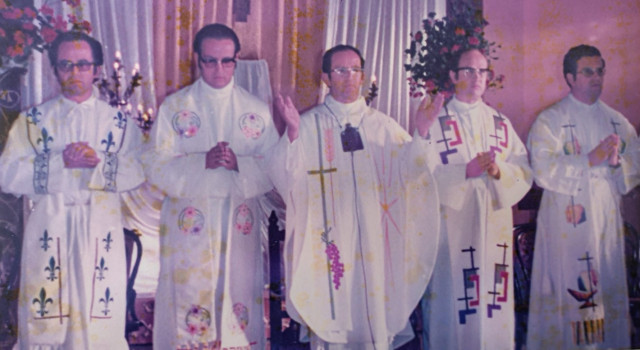 De izquierda a derecha, el p. Carlos Ariel, el p. Fernán, el p. Alejandro, monseñor Alonso y el p. Germán, los cinco hermanos Llano Ruiz que recibieron el sacramento del orden sacerdotal.