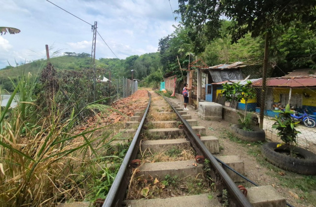 “Por acá no hubo daños grandes, aunque el agua sí llegó hasta la carrilera. Pero gracias a Dios no pasó a mayores”, recapitula Trejos. “Por acá no hubo daños grandes, aunque el agua sí llegó hasta la carrilera. Pero gracias a Dios no pasó a mayores”, recapitula Trejos.