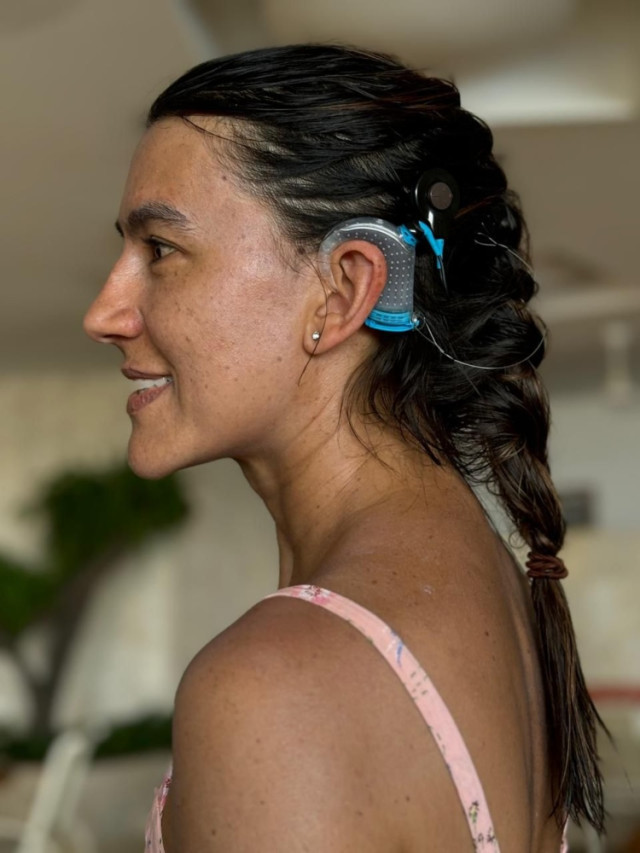 Tras perder por completo la audición, María Antonia se implantó un oído en el 2010 y el otro en el 2023.