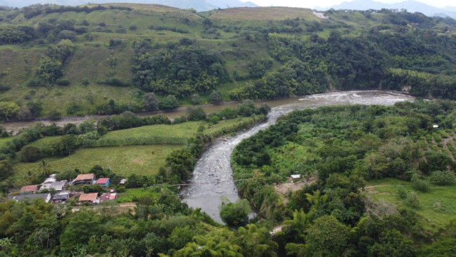 Vista aérea de la vereda El Retiro, donde se observa el río Chinchiná en su desembocadura en el río Cauca y el puente colgante que reemplazó al antiguo puente de hierro, arrastrado por la avalancha de 1985. Vista aérea de la vereda El Retiro, donde se observa el río Chinchiná en su desembocadura en el río Cauca y el puente colgante que reemplazó al antiguo puente de hierro, arrastrado por la avalancha de 1985.