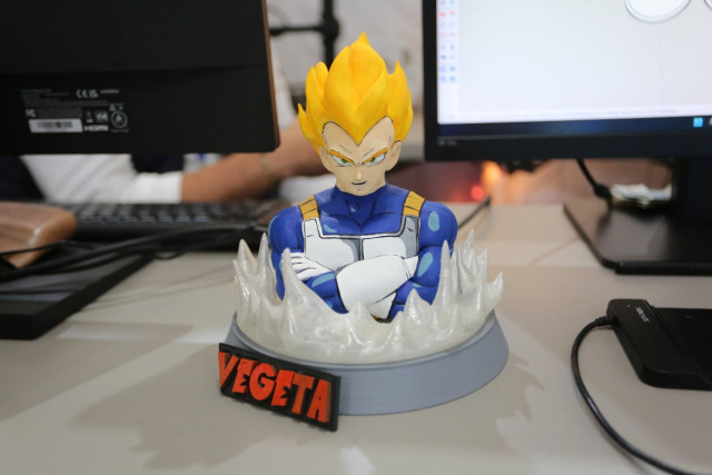 Recuerdos en 3 dimensiones: un negocio en Manizales inmortaliza momentos especiales, el arte de imprimir en 3D Todo se pinta manualmente. “Eso hace que cada pieza tenga magia y vida”, argumenta Ángel Felipe Quintero Corrales.