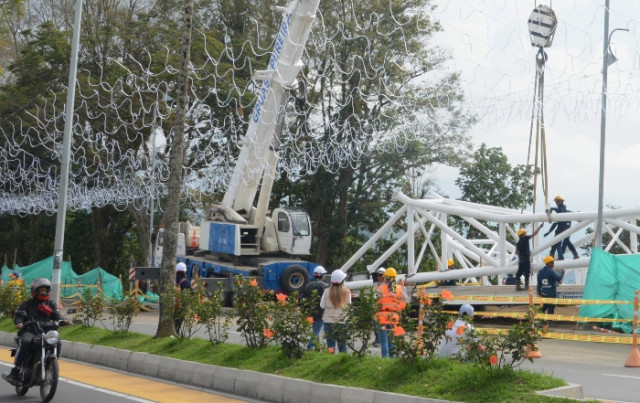 En la avenida 12 de Octubre, las luces cuelgan de un hilo entre grúas que trabajan sin pausa.