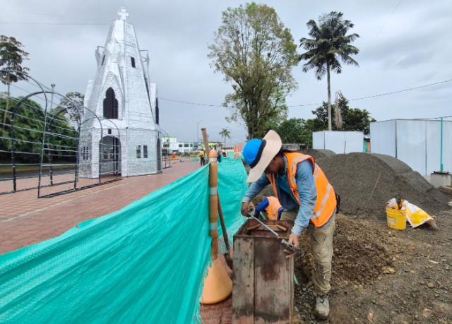 La Catedral Basílica Metropolitana Nuestra Señora del Rosario de Manizales aparece como una reliquia recién descubierta.