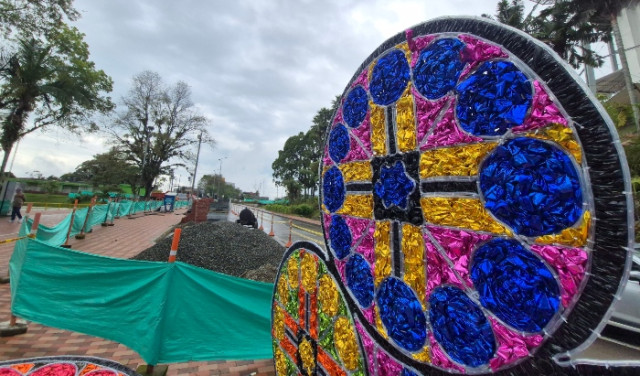 Las nuevas figuras emergen entre el ruido de la obra, como si brotaran del concreto.
