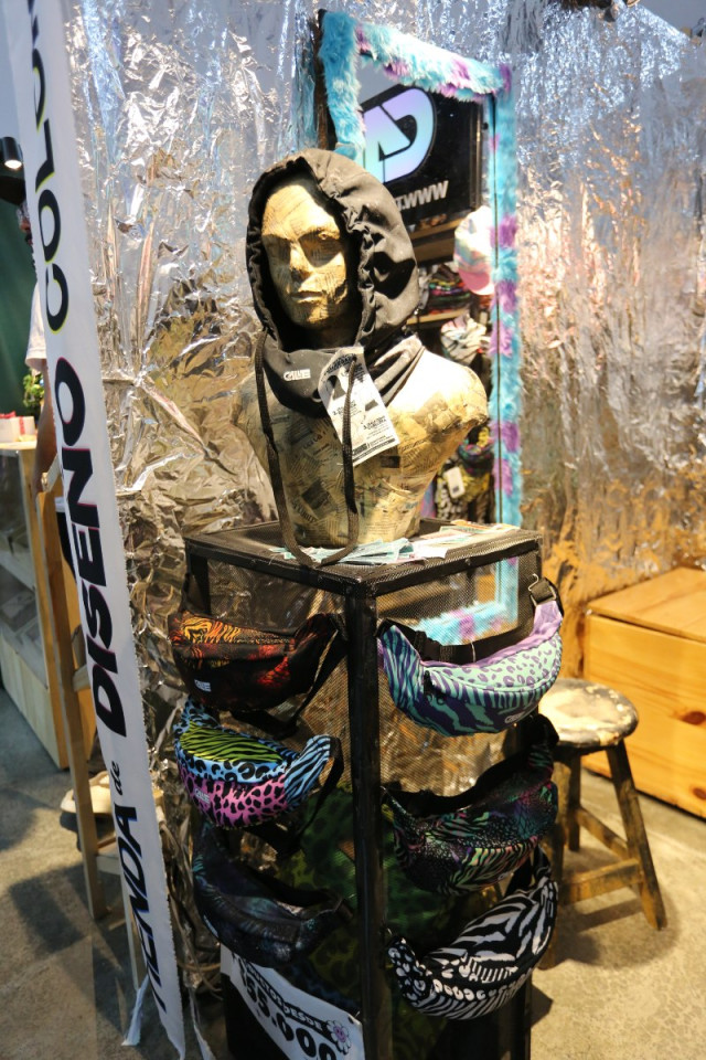 Prendas con 'vida propia': una marca llena de color en Manizales, su creadora suma seis años con estilo propio La marca Calle diseña chaquetas, capotas andariegas, cangureras, buzos para ejercicio, pantalonetas y gorras.