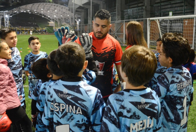 John Sebastián Hurtado, que también trabaja con la Selección Caldas, insiste en la importancia de la formación temprana: “Muchos arqueros llegan a categorías altas sin una base sólida. Por eso decidimos enfocarnos en los más pequeños y trabajar en conjunto con otros colegas de la ciudad”.