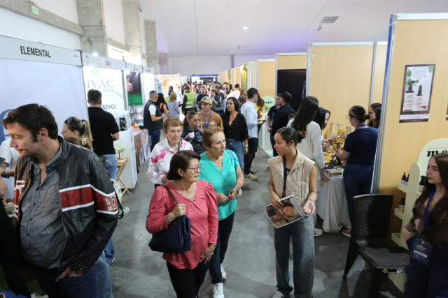 Recuerdos en 3 dimensiones: un negocio en Manizales inmortaliza momentos especiales, el arte de imprimir en 3D 16 mil 521 personas habían visitado la Feria Empresarial y de Emprendimiento Manizales del Alma con corte al mediodía de este domingo (16 de noviembre).