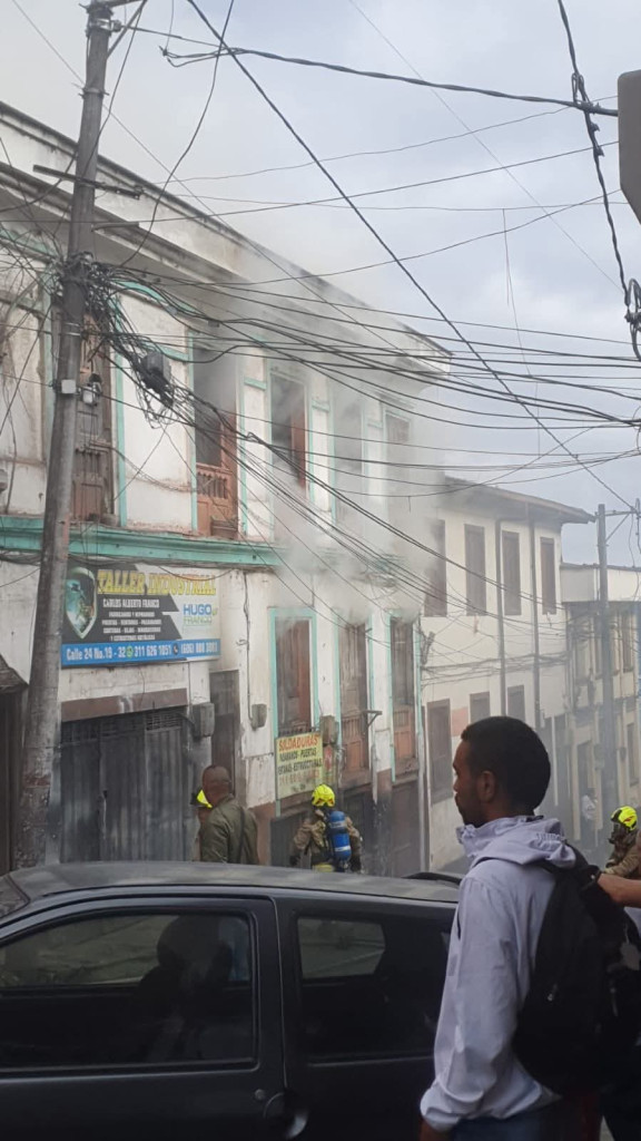 La ebanistería de Juan Carlos Giraldo comparte negocio con otros tres locales, dos talleres de Soldadura y otra ebanistería. Entre todos pagan $1 millón 200 mil de arriendo a la propietaria de la casa.