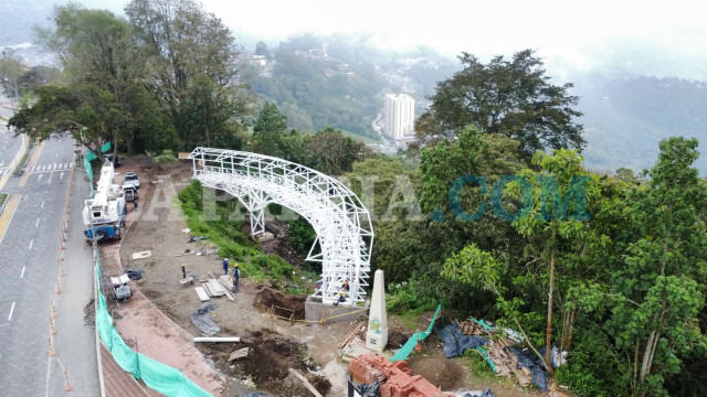 El puente se instaló sobre ocho caissons (pozos de cimentación) de hasta 11 metros de produndidad. El diseño incluye terrazas cubiertas y módulos comerciales en el ingreso y la salida del puente.