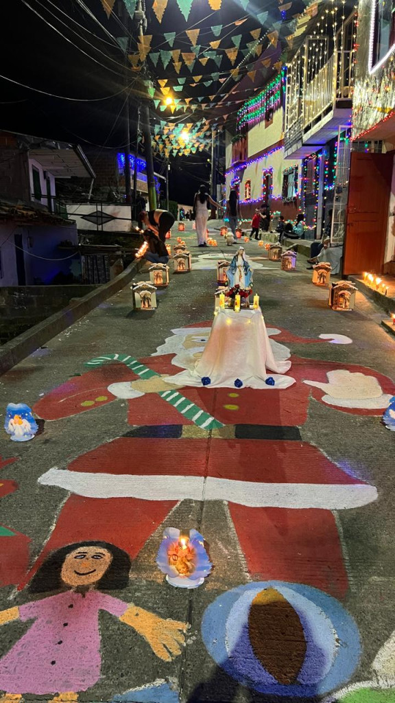 Todos en el barrio Restrepo de la Abuela de Caldas se unieron para la Navidad.