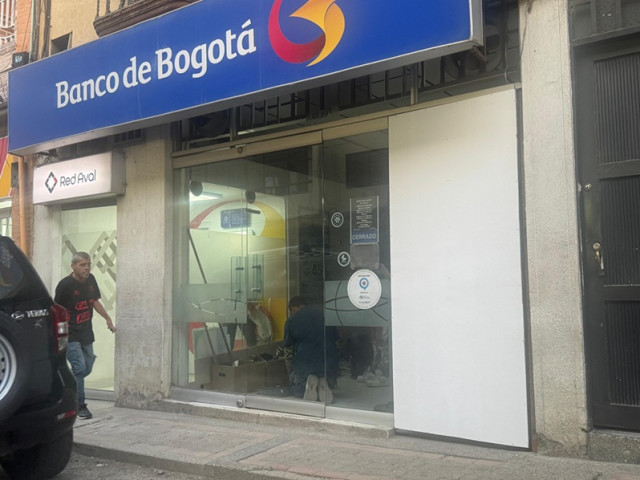 La piedra fue a dar contra la puerta del banco
