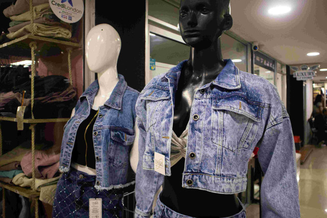 Chaquetas, jeans y faldas con brillos es la tendencia de moda en las mujeres.