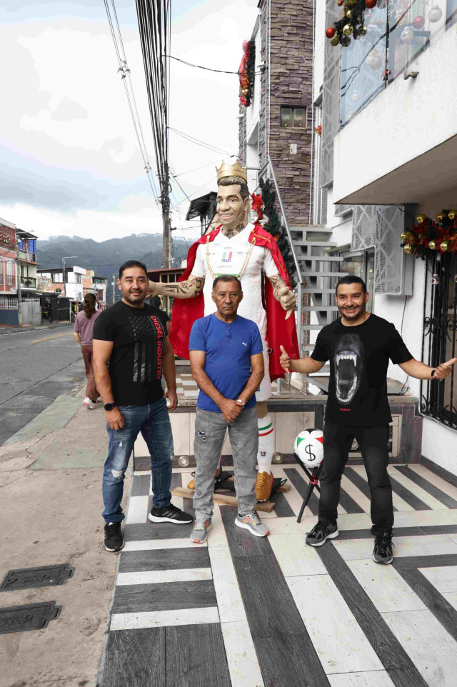 John Mario, su papá y hermano junto a la figura de Dayro Moreno.