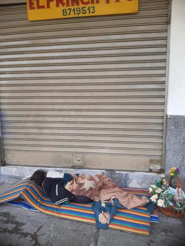 Habitantes de calle usan el sitio para dormir y hacer sus necesidades en el sector