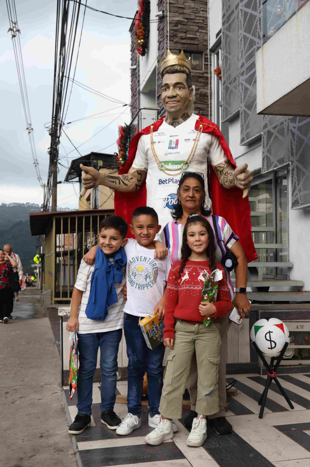 Las personas en la calle se acercan a tomarse fotos. Vemos a Gladis Díaz posando con sus nietos: Oliver De los Ríos, Emiliano de los Ríos y Emiliana Rodríguez.
