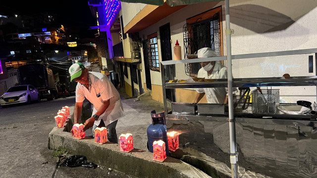 Antonio Trejos y su esposa prendieron sus velitas a un costado de su puesto de comidas en el barrio San José de Anserma.