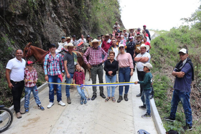 La Alcaldía de Aguadas, en convenio con el Comité de Cafeteros y la Gobernación de Caldas, entregó seis placas huella  en este 2025.